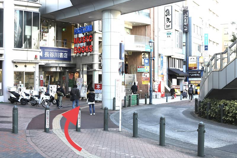 信号を渡り左折します。 そこから800m直進します。