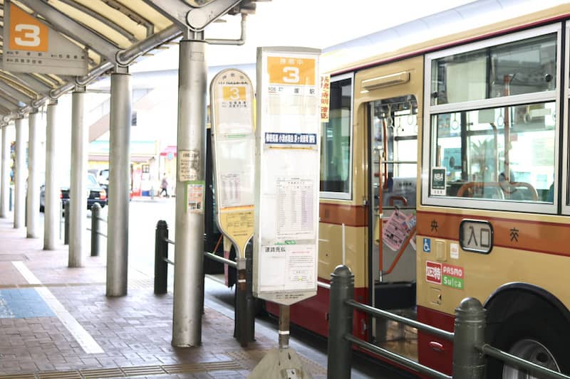 階段を降りてすぐ神奈中バス3番『平塚駅行』か『浜見平団地行』に乗ります。