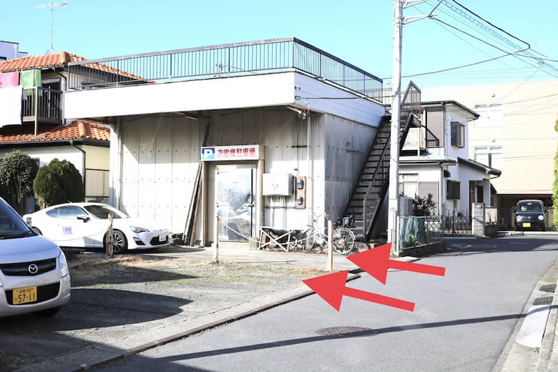 『小林の落花生』横の路地に入ります。 カーブで確認しづらいので、見落とさないようにお気をつけください。